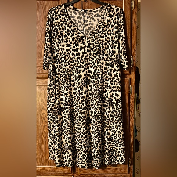 Dresses & Skirts - Leopard print maxi dress